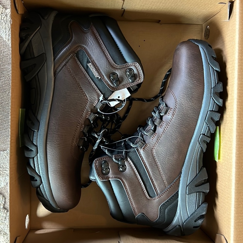 Khombu Lincoln Style Hiking boot. Mens size 9. Brand new in box